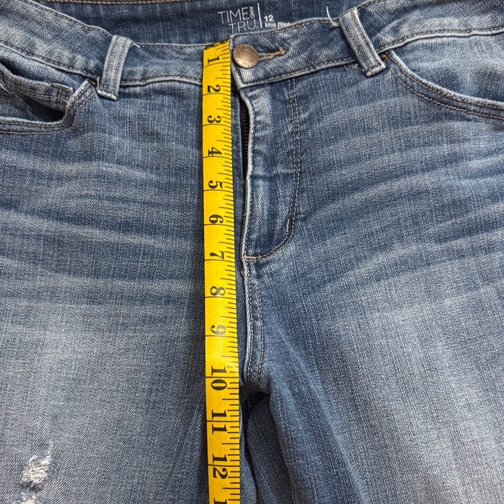 Women's Time and Tru Blu Distressed denim capris - Picture 5 of 7